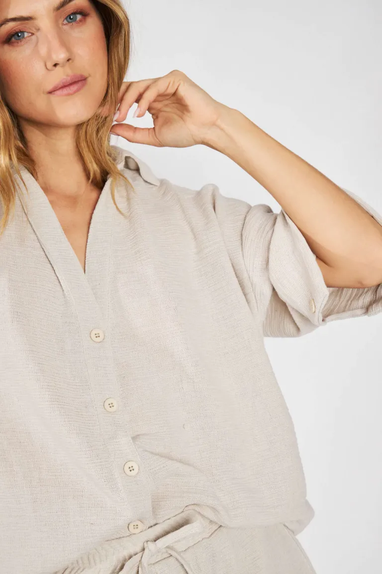Camisa amplia de lino rústico con escote profundo para un look casual y elegante de Belle en Camisas para argentina