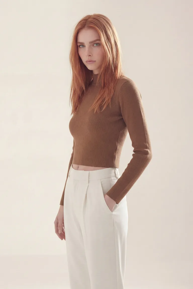 Remera de manga larga con cuello alto y calce entallado de Akiabara en Remeras para argentina