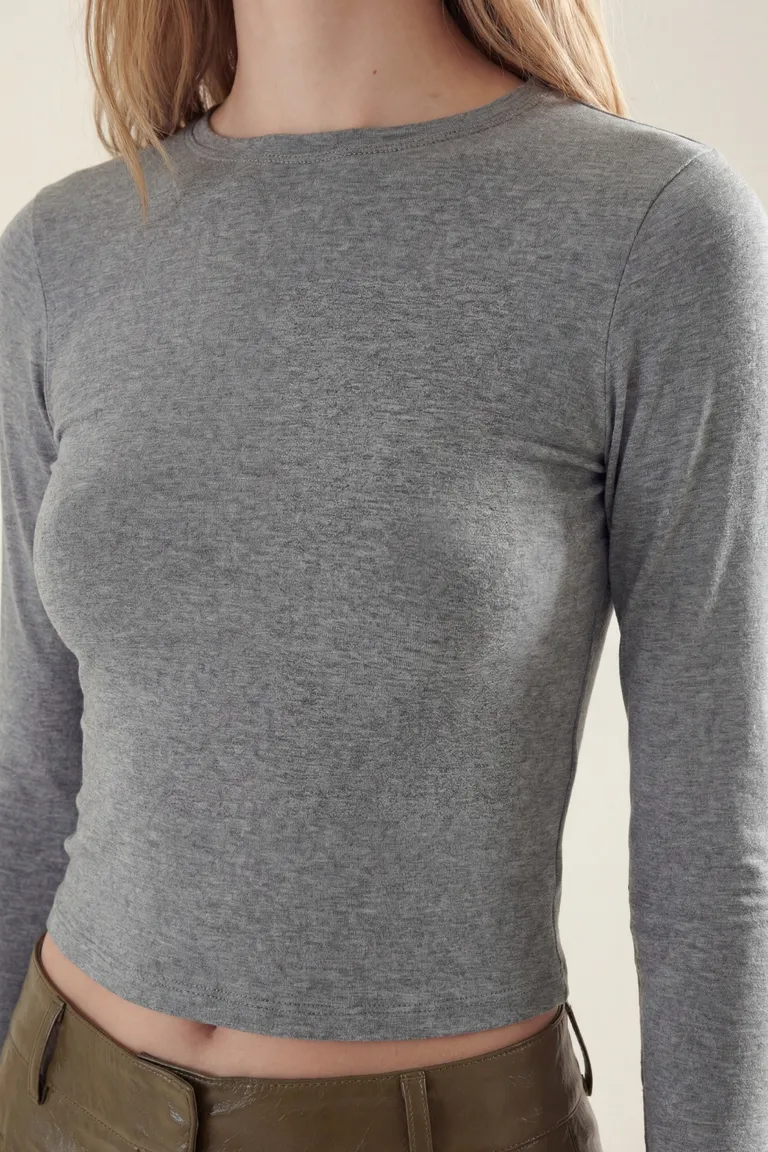 Remera entallada de mangas largas con ajuste al cuerpo de Akiabara en Remeras para argentina