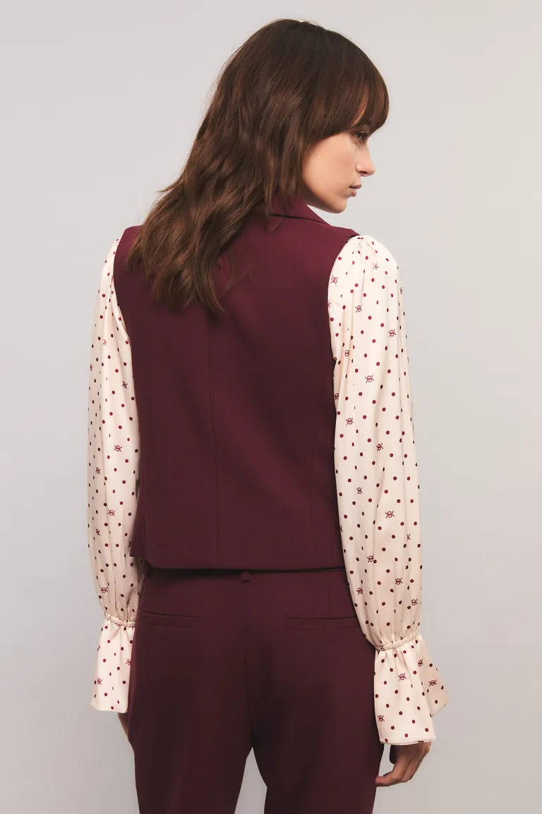 Chaleco de sastrería con solapa frontal, bolsillos ojal y cierre central a medida de Kosiuko en Chalecos para argentina