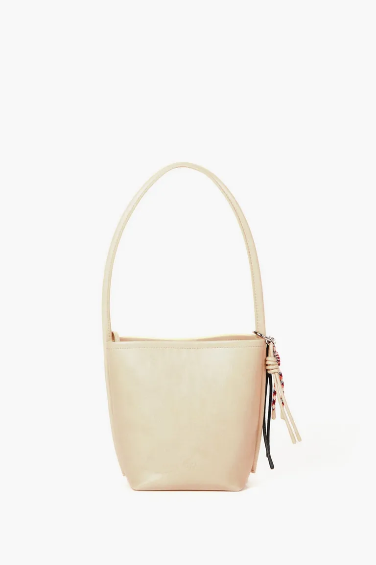 Cartera tipo cubo de diseño minimalista con manija corta y detalle decorativo desmontable de Mishka en Bolsos y Carteras para argentina