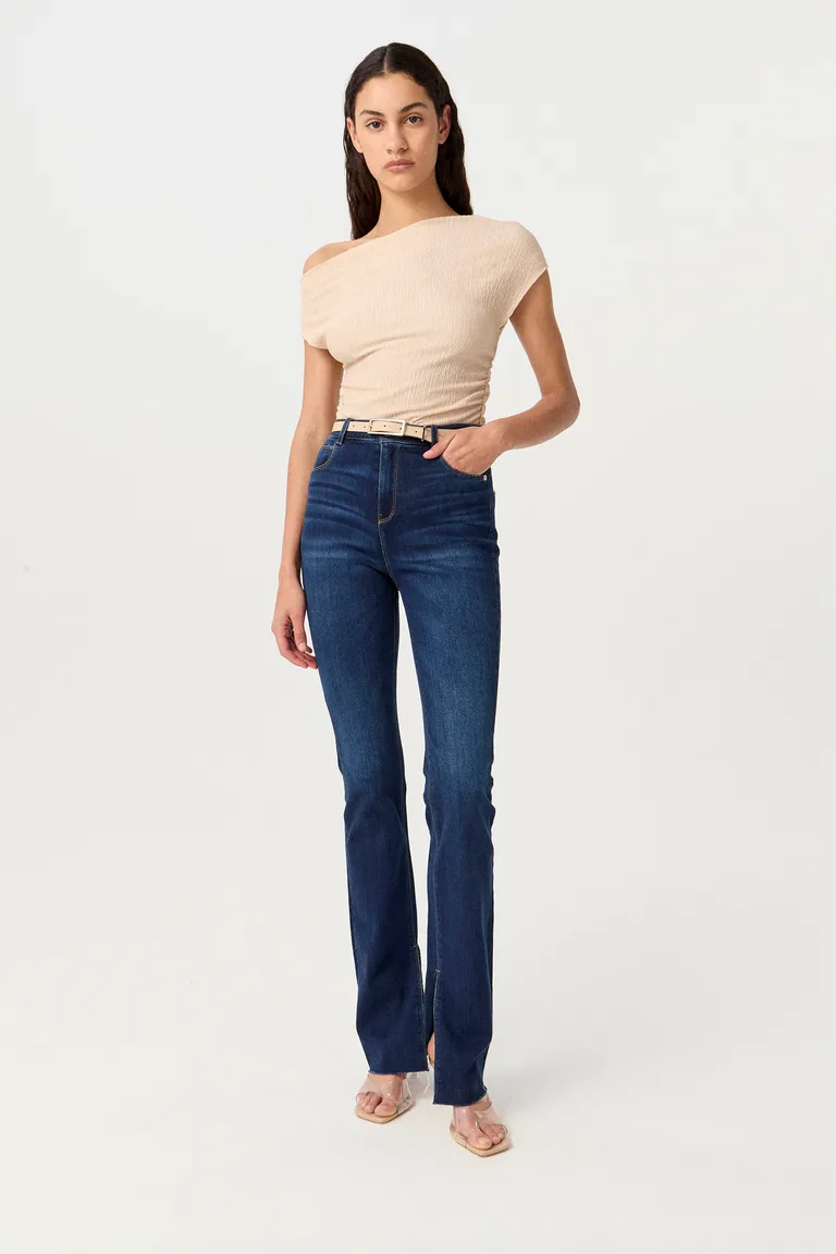 Jeans elásticos de tiro alto con pierna slim flare para un estilo versátil y moderno de Markova en Pantalones para argentina