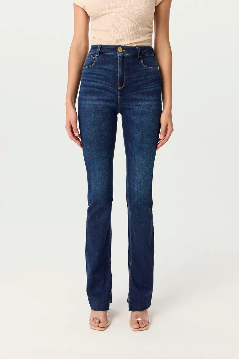 Jeans elásticos de tiro alto con pierna slim flare para un estilo versátil y moderno de Markova en Pantalones para argentina