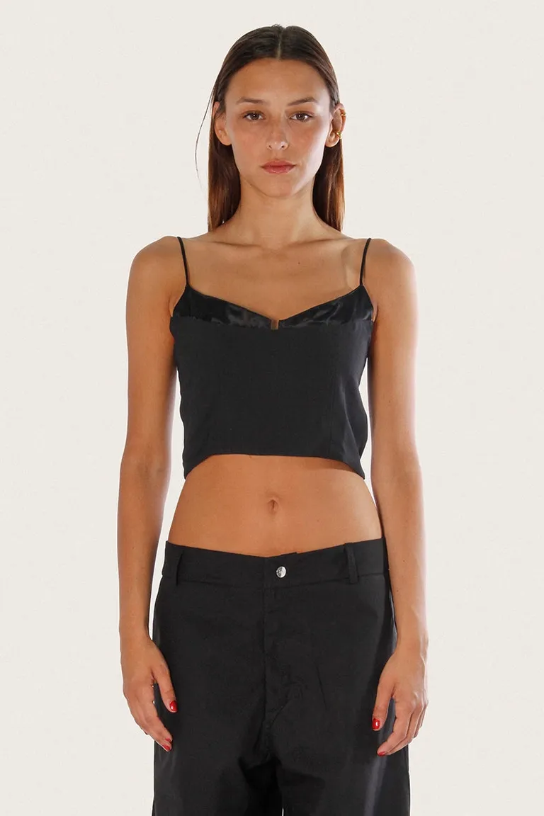 Top modular de diseño en tela sastrera y detalles en satén de Sofia Sarkany en Tops para argentina