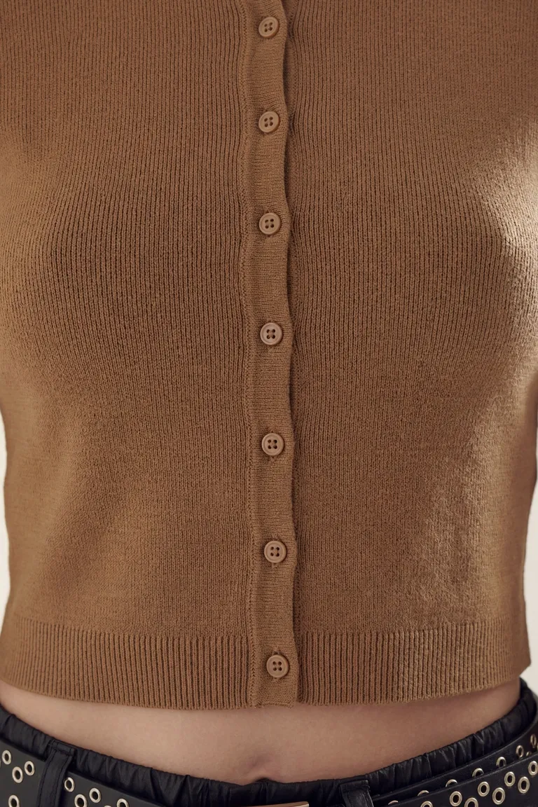 Cardigan corto entallado de mangas largas con cierre frontal de botones y escote redondo de Akiabara en Buzos y Sweaters para argentina