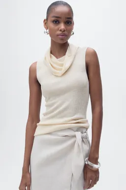 Top punto cuello drapeado de Mango en Tops para argentina