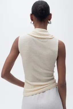 Top punto cuello drapeado de Mango en Tops para argentina