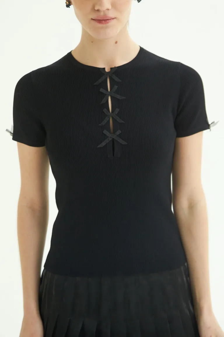 Remera negra de manga corta con detalles de organza en el escote de Las Pepas en Remeras para argentina