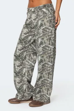 Jeans tiro bajo camuflado de Edikted en Pantalones para argentina