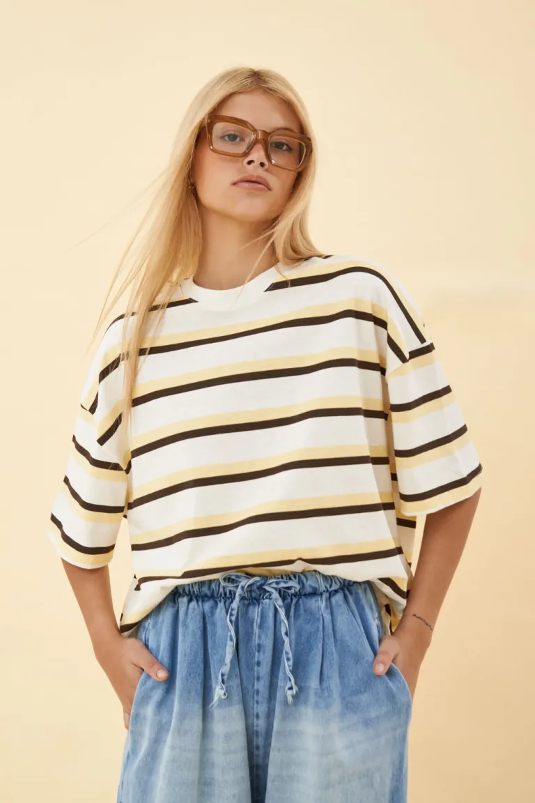 Remera de rayas blanca y negra para mujer, diseño contemporáneo y versátil de Apricot en Remeras para argentina