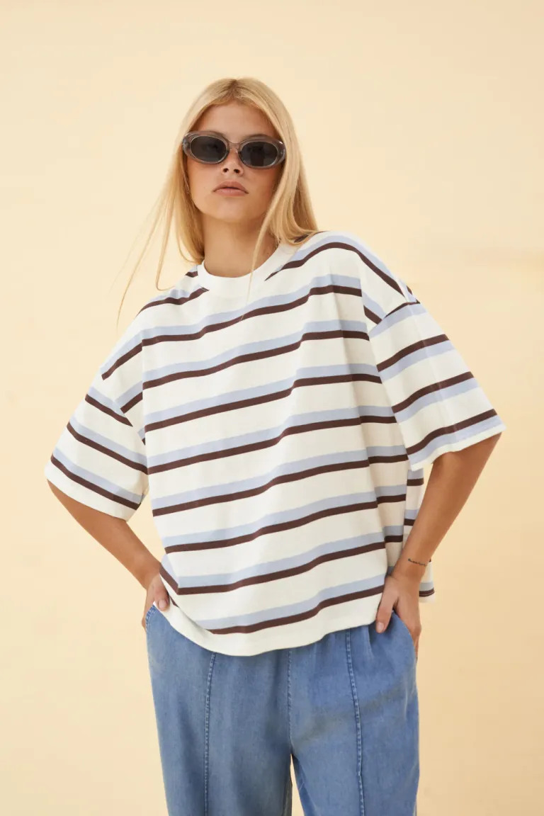 Remera de rayas blanca y negra para mujer, diseño contemporáneo y versátil de Apricot en Remeras para argentina