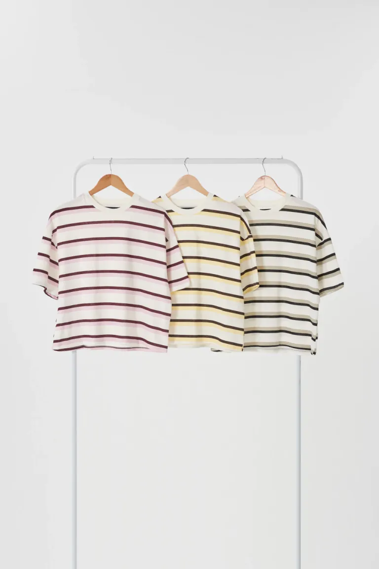 Remera de rayas blanca y negra para mujer, diseño contemporáneo y versátil de Apricot en Remeras para argentina