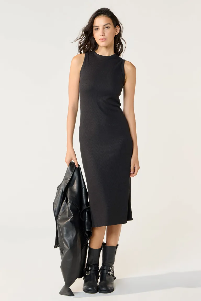 Vestido midi negro elegante y de líneas limpias de Cuesta Blanca en Vestidos para argentina