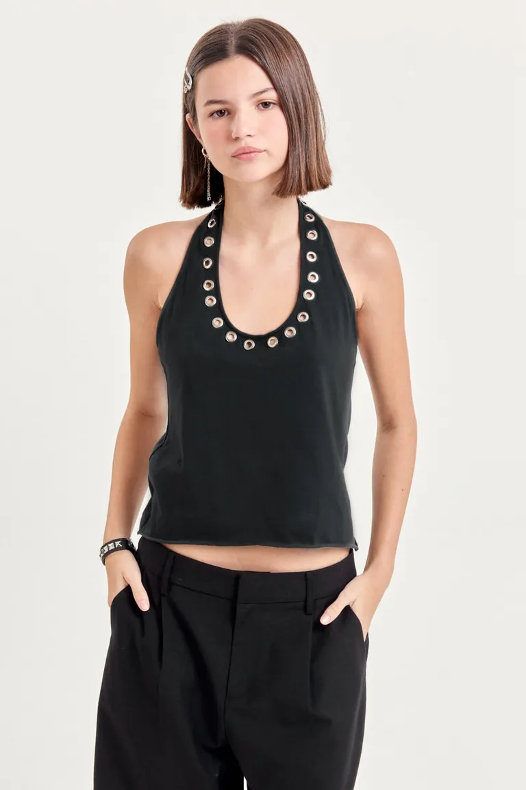 Musculosa de jersey negra con detalle de ojales en el escote - un básico renovado y elegante de 47 Street en Tops para argentina