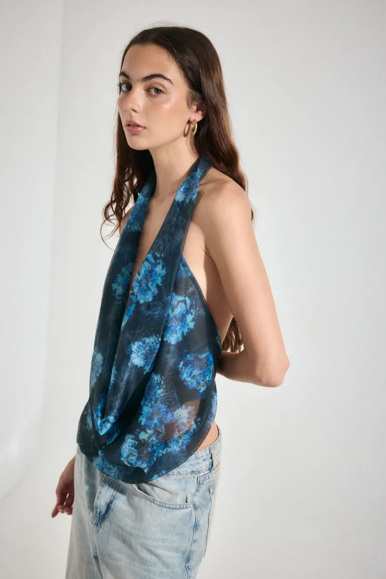 Top con diseño drapeado y espalda descubierta en estampado floral azul de Audaz en Tops para argentina