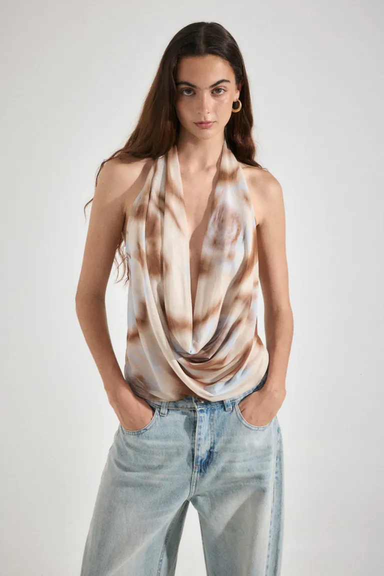 Top con diseño drapeado y espalda descubierta en estampado floral azul de Audaz en Tops para argentina