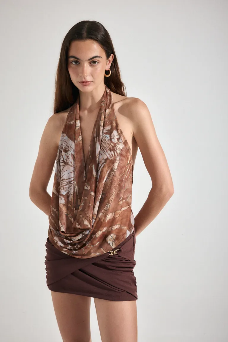 Top con diseño drapeado y espalda descubierta en estampado floral azul de Audaz en Tops para argentina