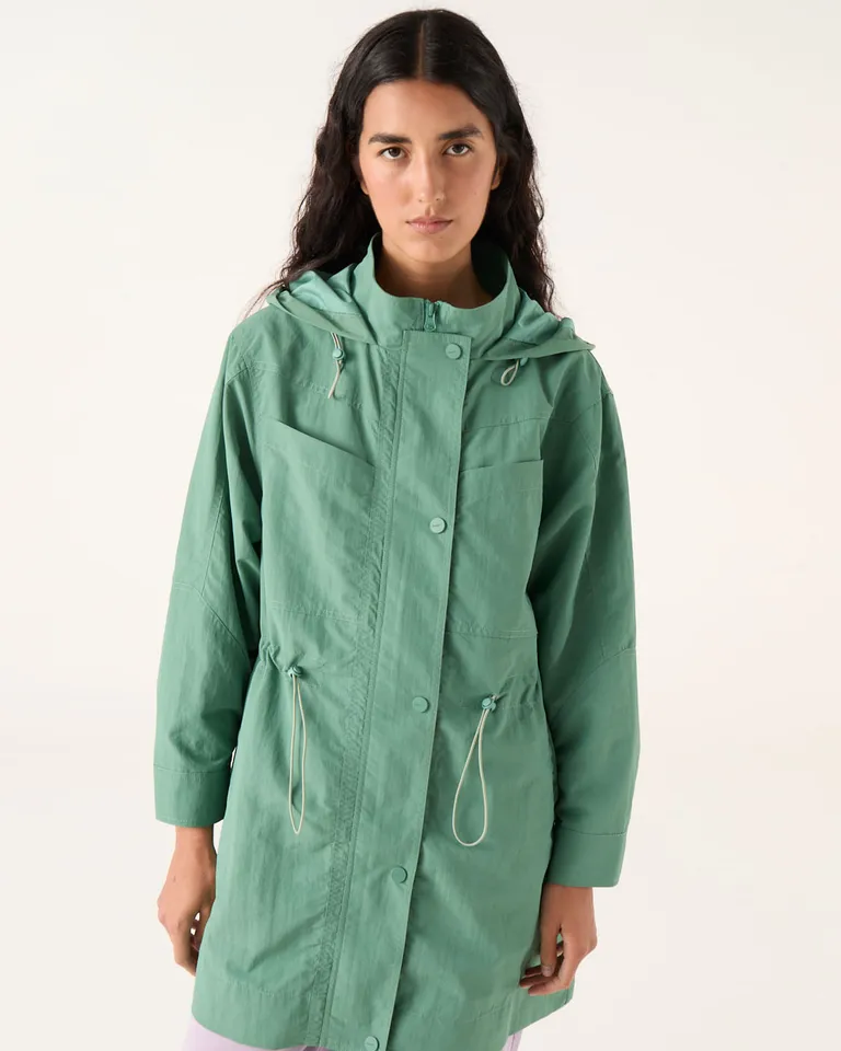 Piloto urbano con ajuste en cintura, capucha, múltiples bolsillos, cuello alto y cierre frontal con botones de Furzai en Chaquetas para argentina