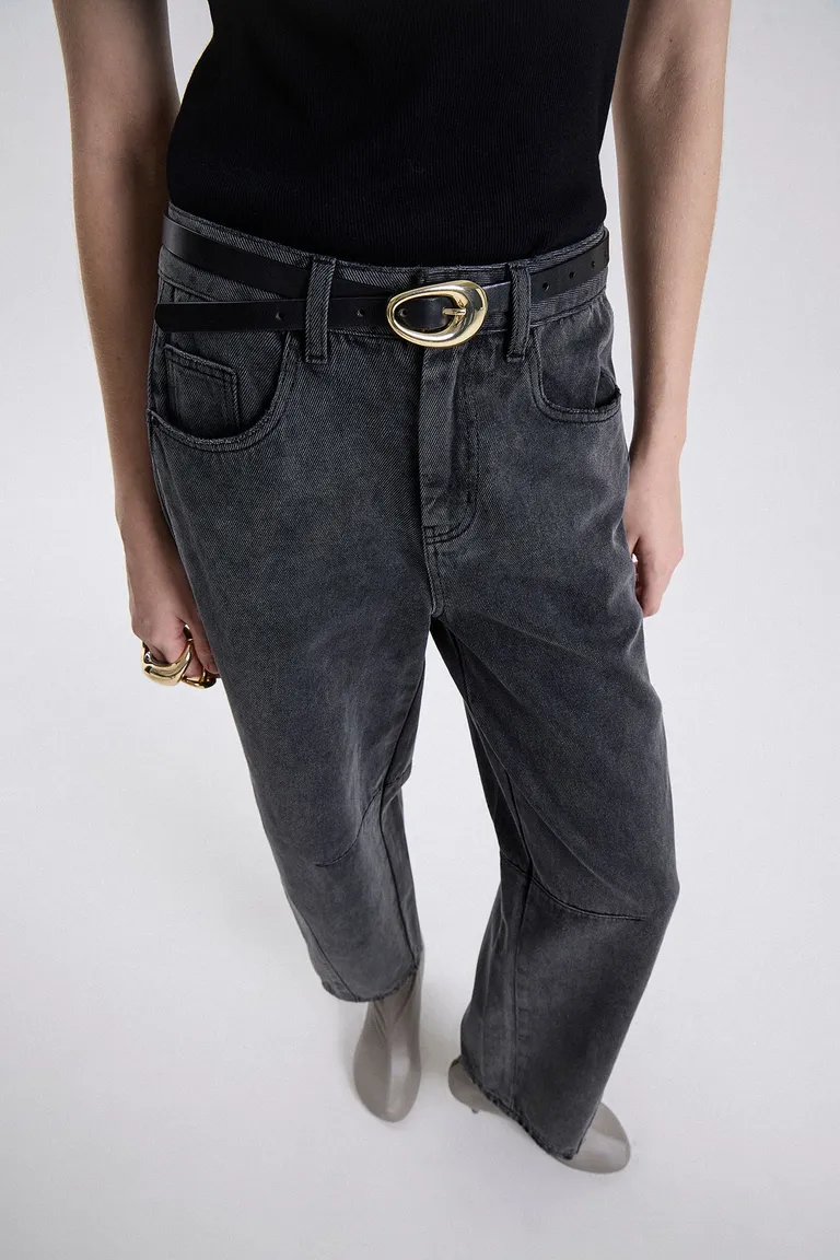 Jean de tiro medio con silueta curva y pinzas en las rodillas de largo cropped de Maria Cher en Pantalones para argentina