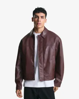 Cazadora boxy símil cuero de Bershka en Abrigos y Camperas para argentina