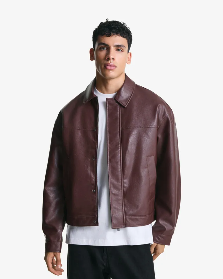 Cazadora boxy símil cuero de Bershka en Abrigos y Camperas para argentina