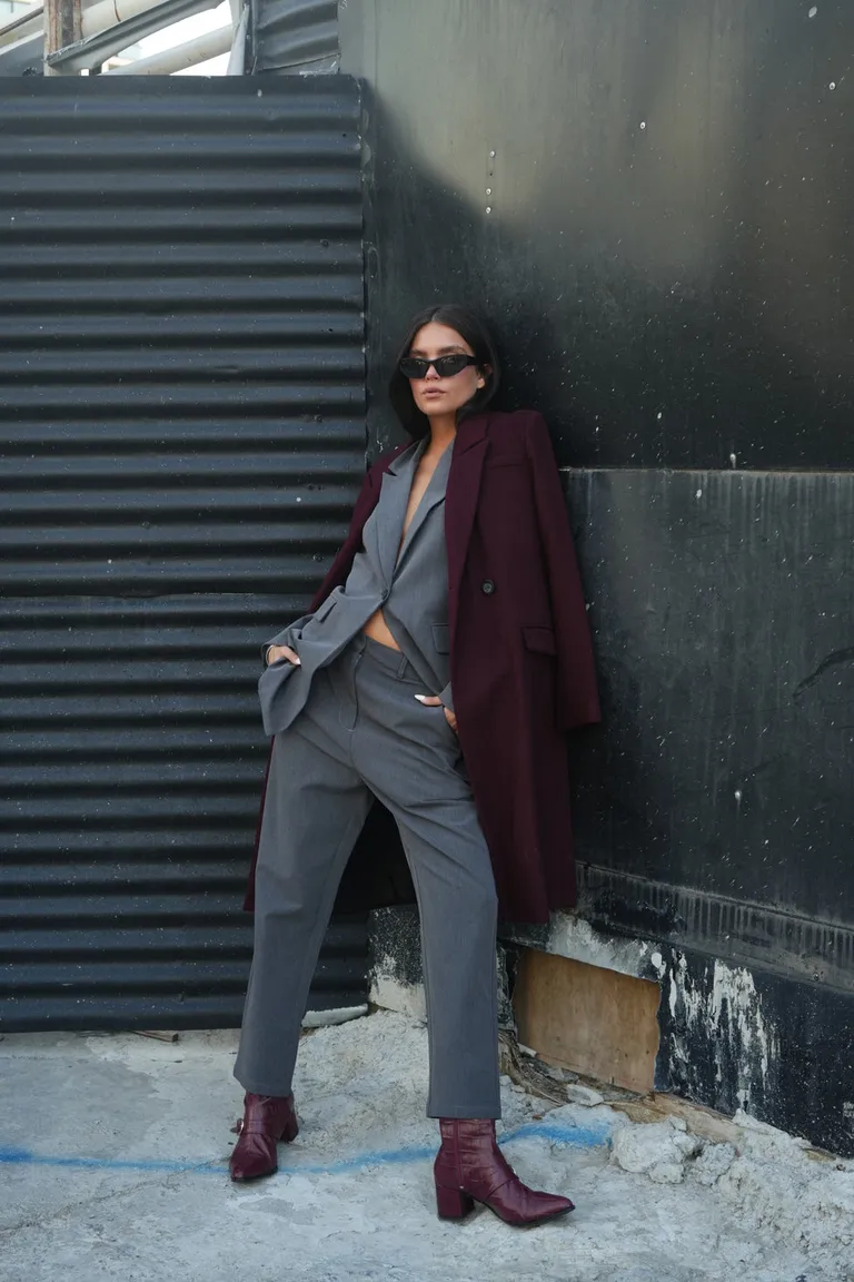 Pantalón de vestir tiro medio con bolsillos laterales y cierre frontal de Naíma en Pantalones para argentina