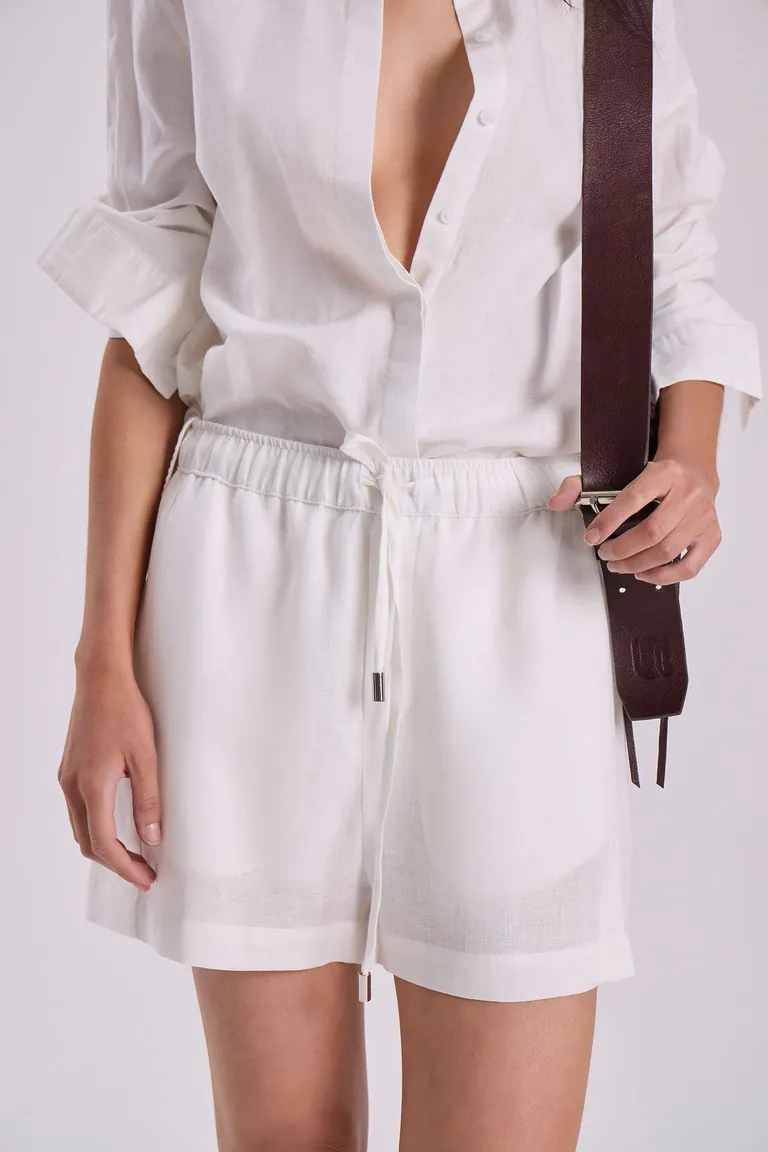 Short de lino blanco con diseño moderno y elegante para mujer de Maria Cher en Shorts para argentina