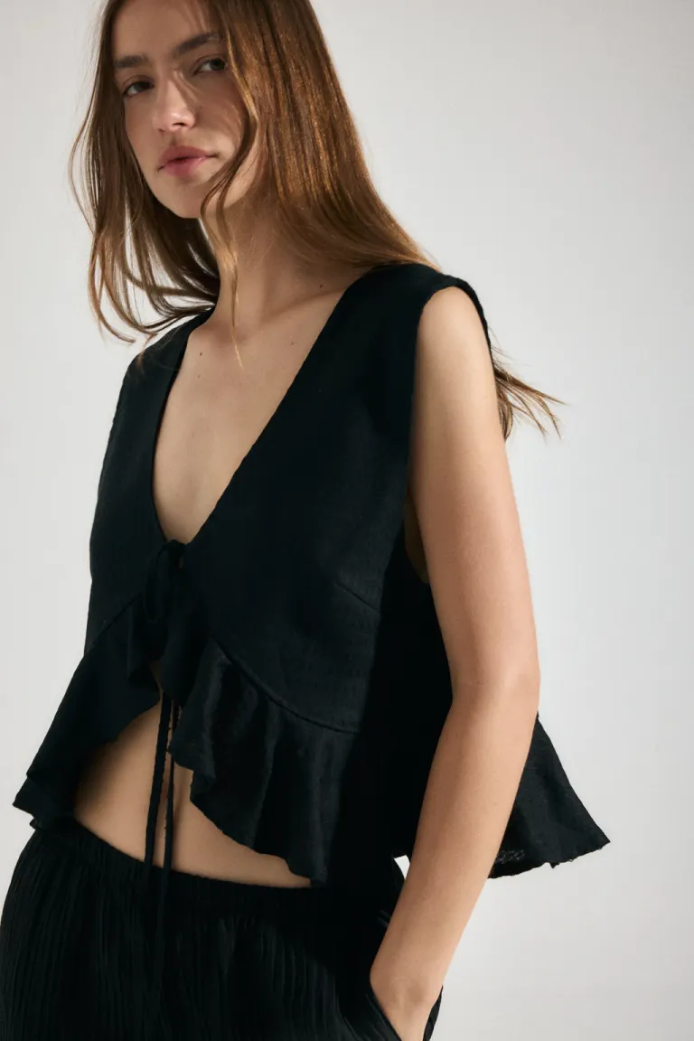 Blusa con escote en V y volantes en lino negro de Audaz en Blusas para argentina