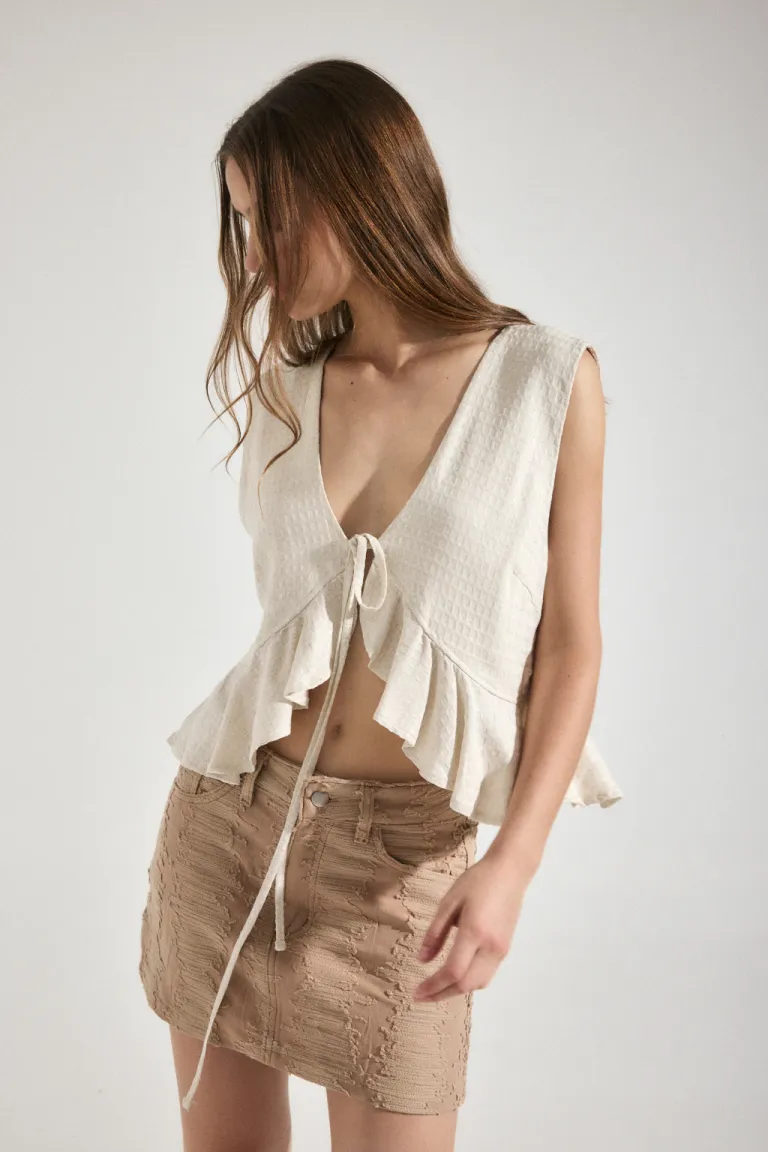 Blusa con escote en V y volantes en lino negro de Audaz en Blusas para argentina