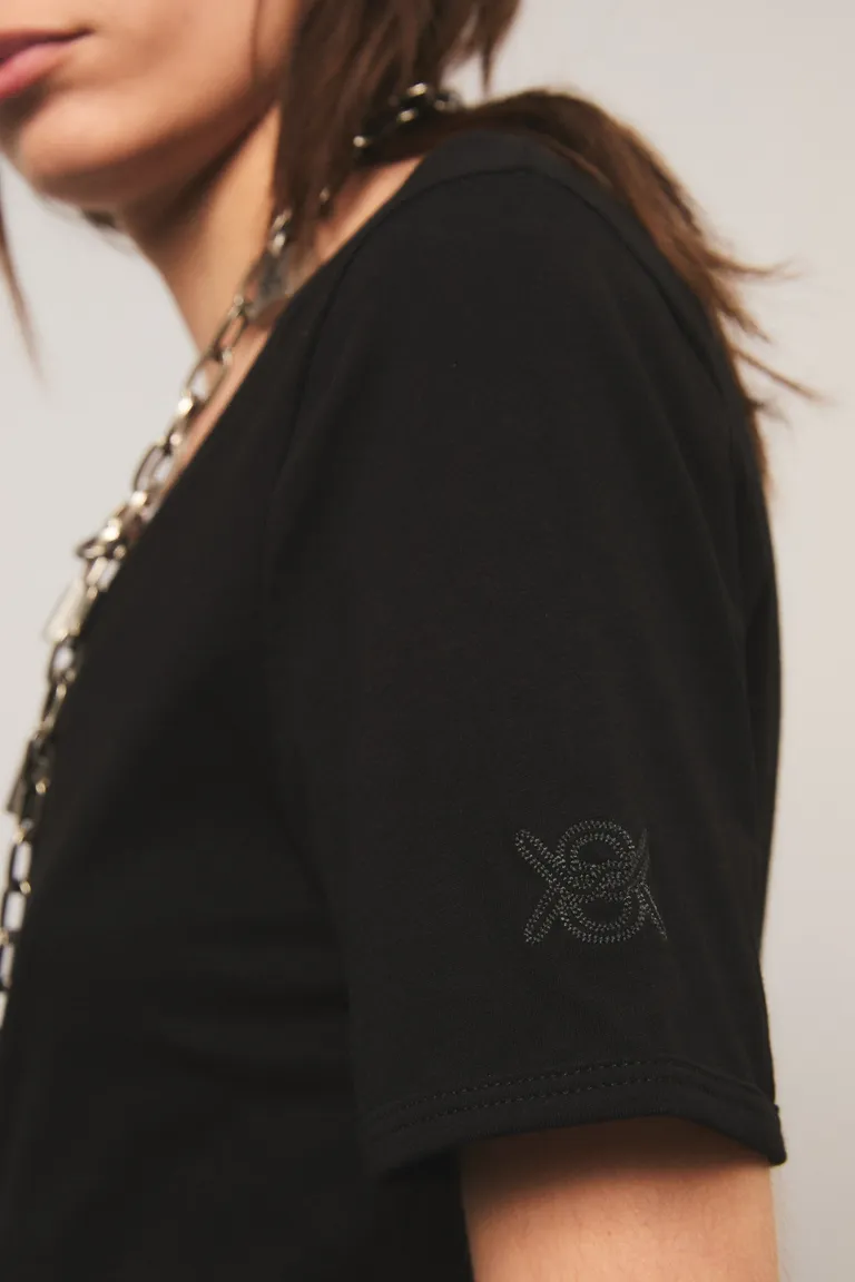 Remera de corte clásico con escote en v y mangas cortas de calce regular de Kosiuko en Remeras para argentina