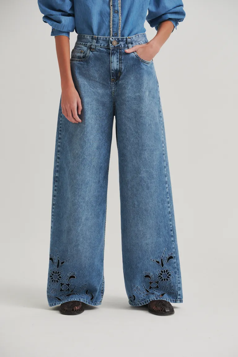 Pantalón vaquero wide leg con detalle floral en la basta de Sweet en Pantalones para argentina