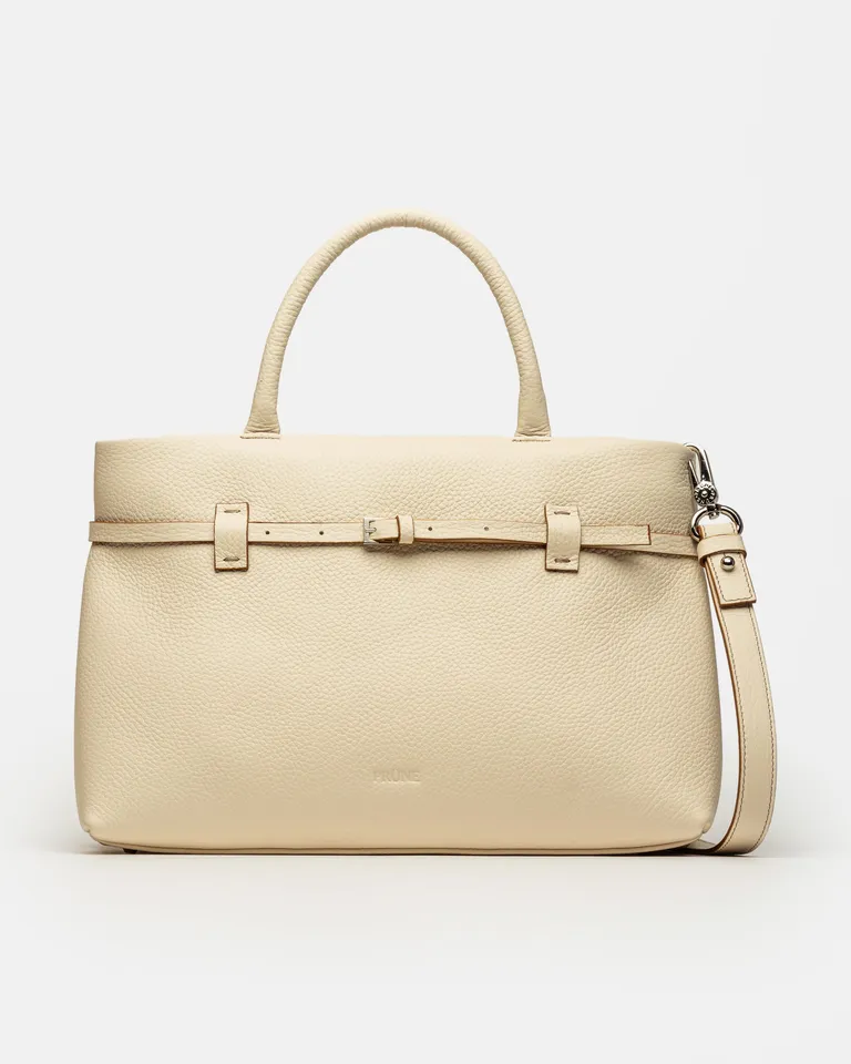 Cartera de mano Bay en cuero graneado, con diseño estructurado y detalle de hebilla de Prüne en Bolsos y Carteras para argentina