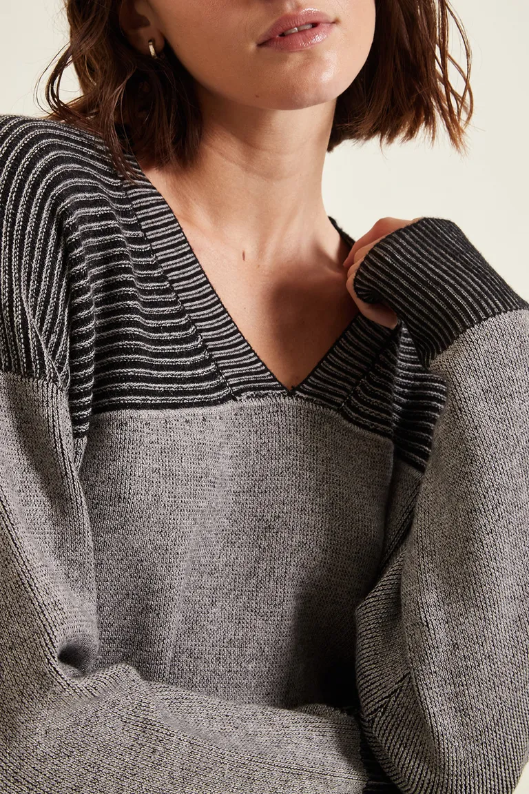 Sweater tejido con escote en V, mangas largas y detalles acanalados en puños y ruedo de Cuesta Blanca en Buzos y Sweaters para argentina