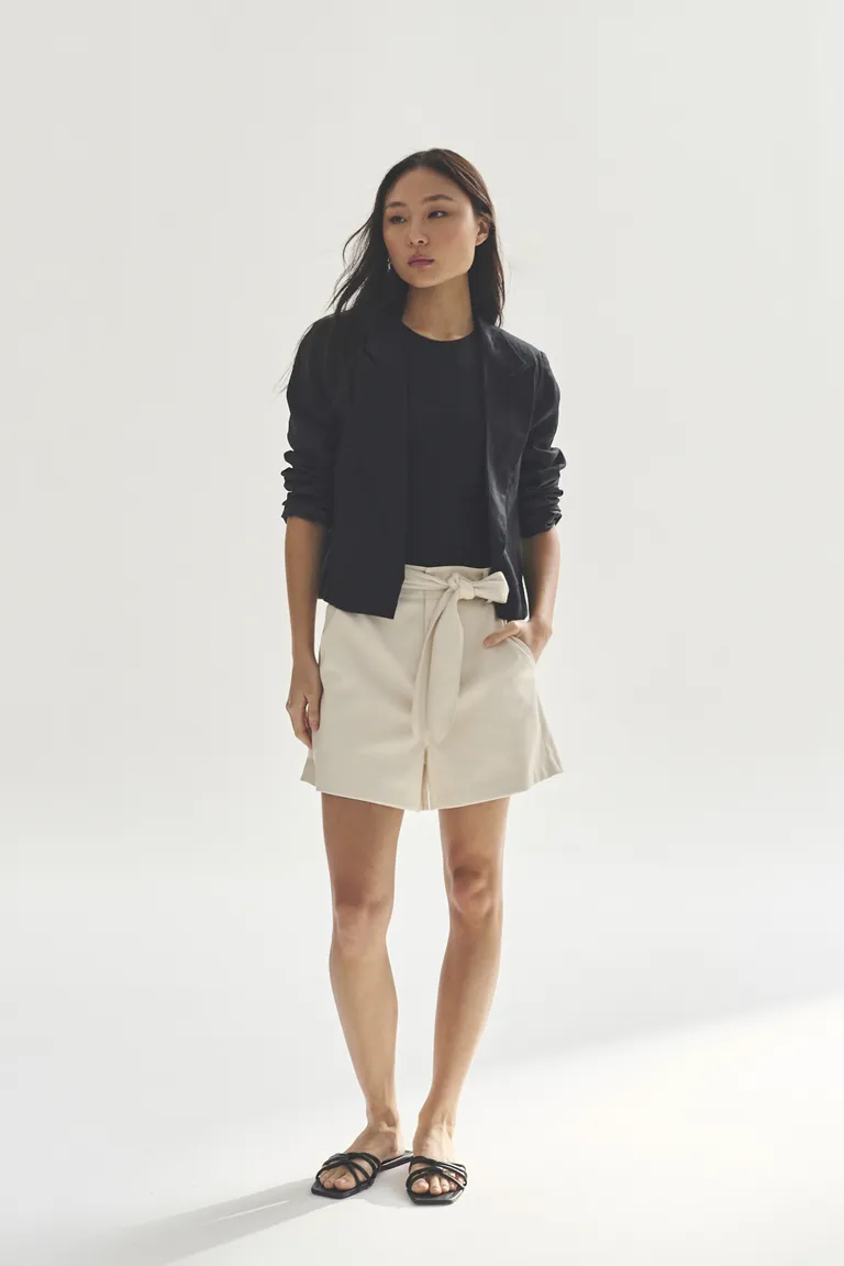Shorts corto de tela en color beige para mujer, prenda versátil y de estilo casual. de Akiabara en Shorts para argentina