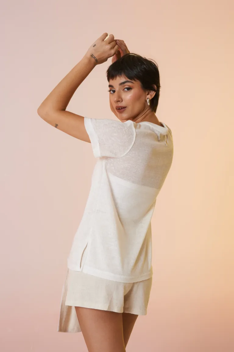 Remera de diseño minimalista y corte holgado para mujeres de Apricot en Remeras para argentina