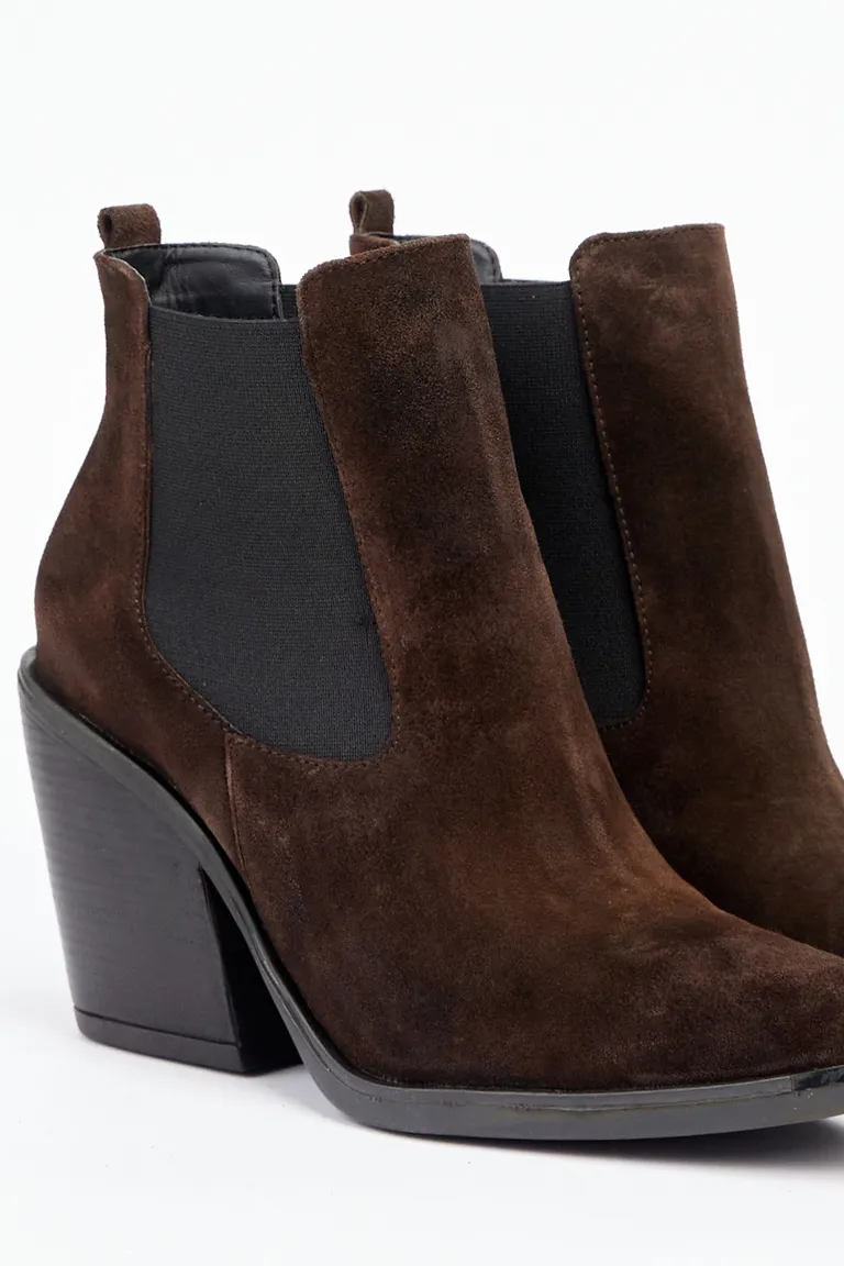 Botinetas estilo texano con elástico lateral y taco robusto de Akiabara en Botas y Botinetas para argentina