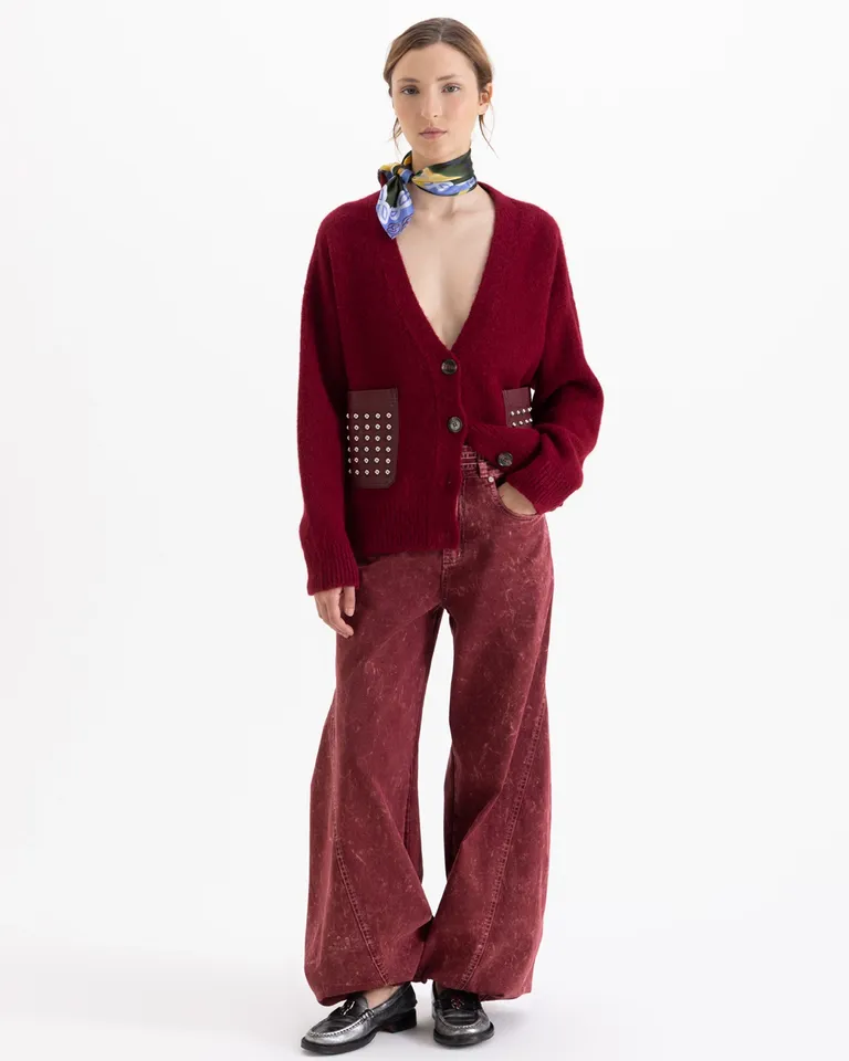 Cardigan con escote en V, botones frontales y bolsillos laterales con apliques metálicos de Jazmin Chebar en Buzos y Sweaters para argentina