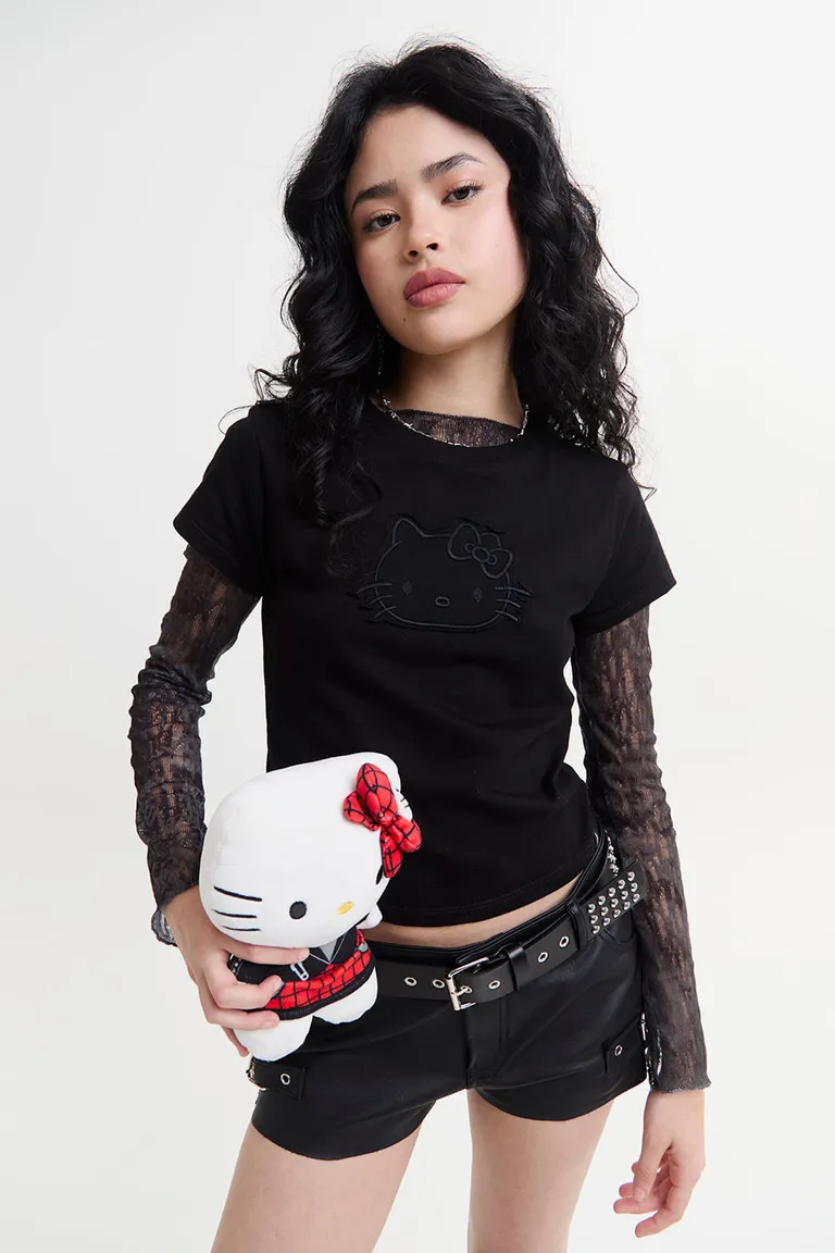 Corto de tiro bajo con cinturón decorativo para un look urbano y moderno de 47 Street en Shorts para argentina