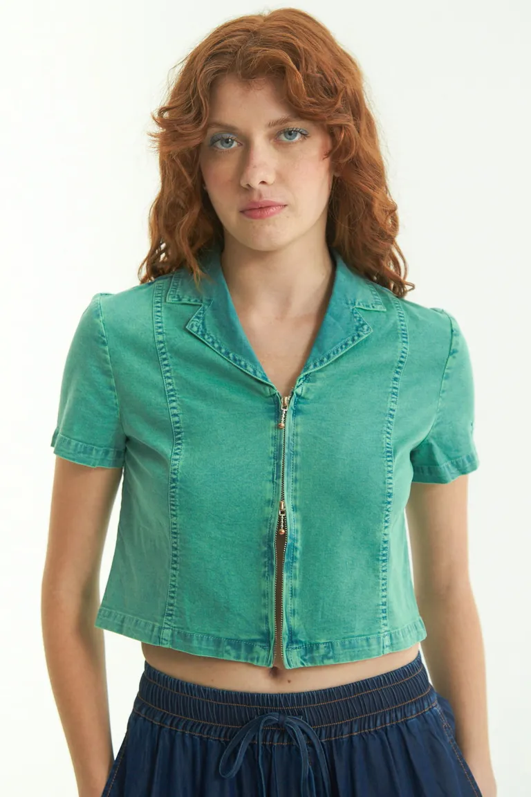 Camisa cropped de denim con cuello sastrero y cierre metálico en color verde de Las Pepas en Camisas para argentina