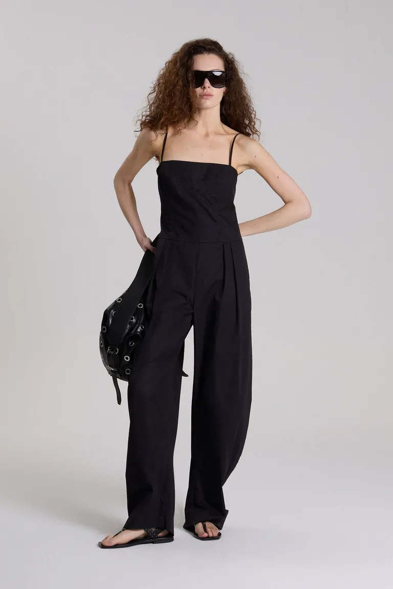 Jumpsuit de gabardina liviana en color negro de Maria Cher en Monos para argentina