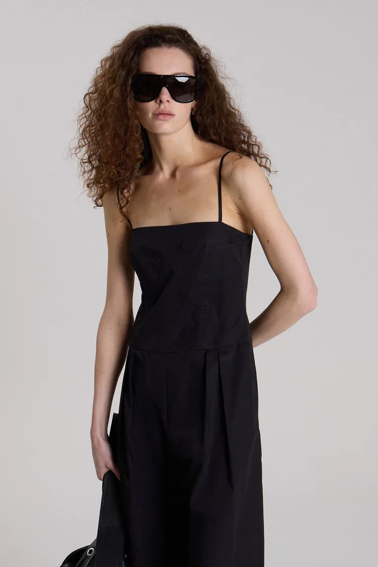 Jumpsuit de gabardina liviana en color negro de Maria Cher en Monos para argentina