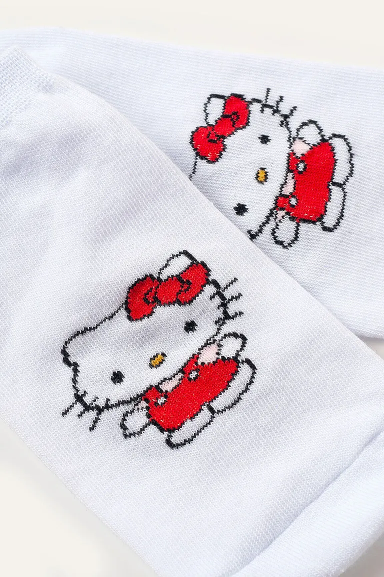 Medias tipo soquete con bordado frontal de Hello Kitty de 47 Street en Ropa Interior y Medias para argentina