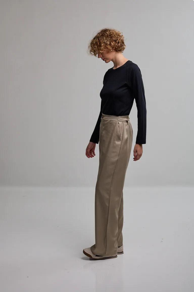 Remera manga larga con escote redondo y diseño de recortes en delantero y espalda de Kill en Remeras para argentina