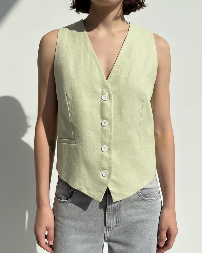 Chaleco de lino entallado en color verde para mujer de Maria Cher en Chalecos para argentina