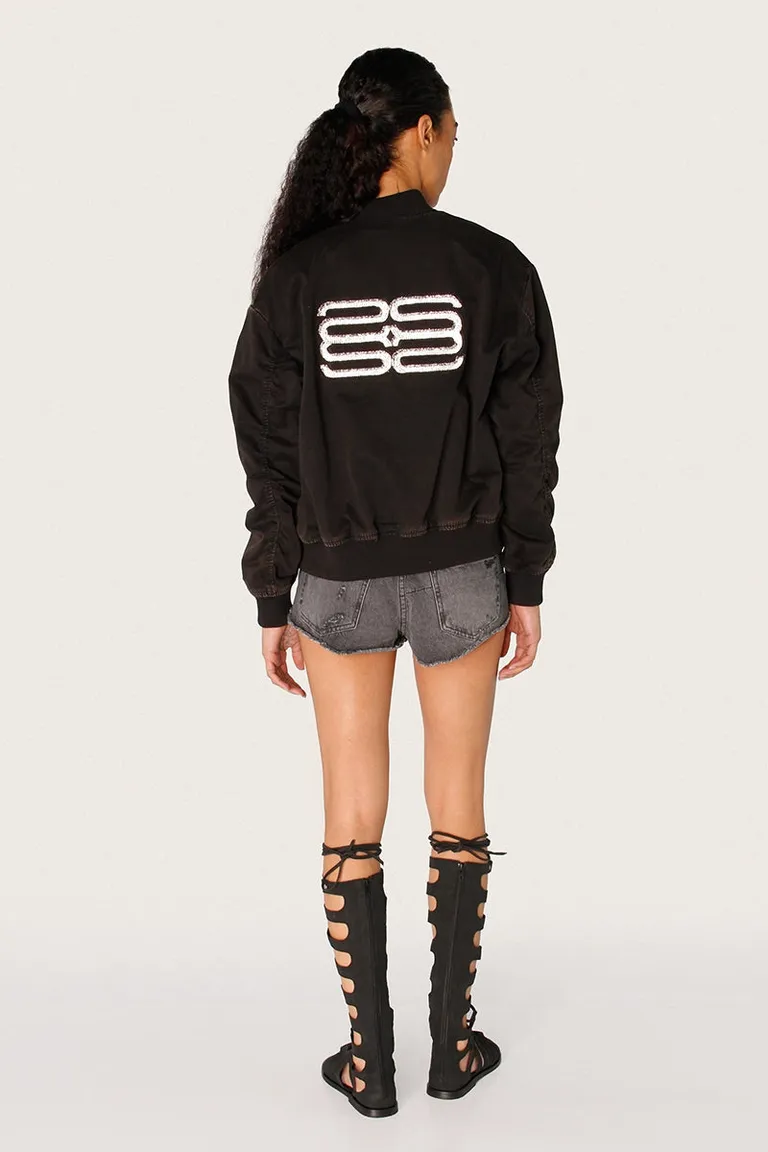 Chaqueta bomber negra oversized con parche en la espalda y detalles en hardware de Sofia Sarkany en Chaquetas para argentina