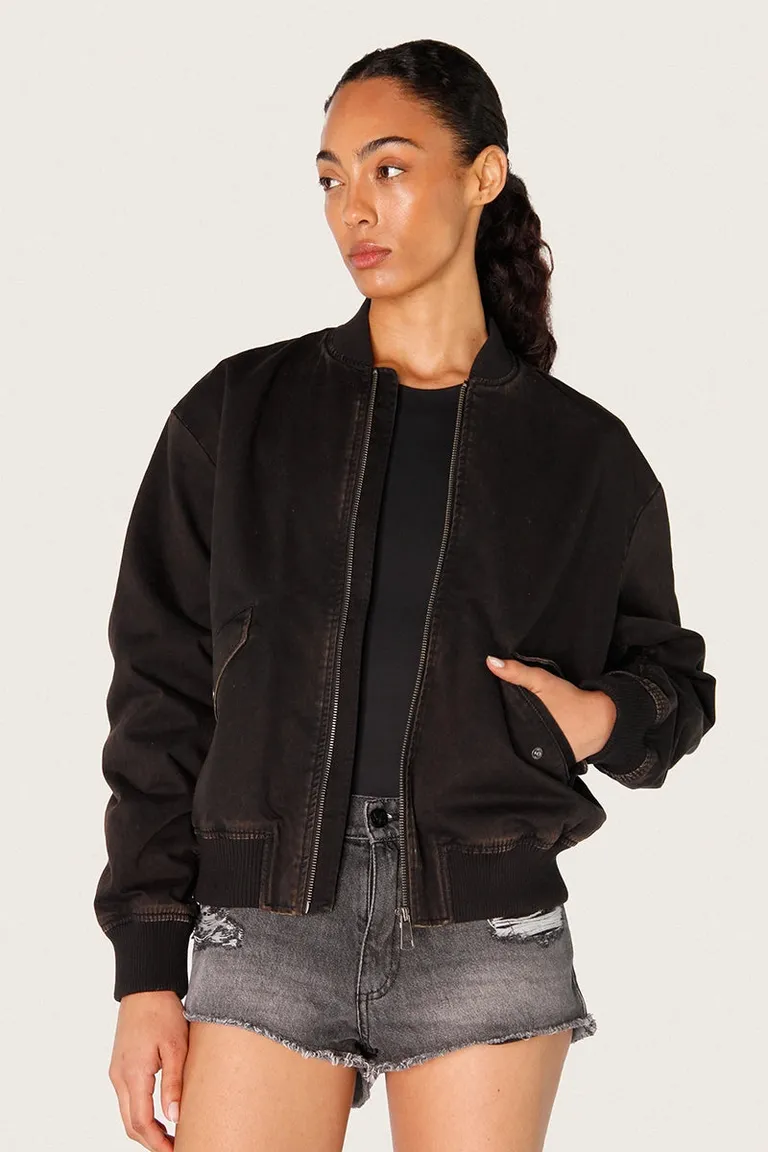 Chaqueta bomber negra oversized con parche en la espalda y detalles en hardware de Sofia Sarkany en Chaquetas para argentina