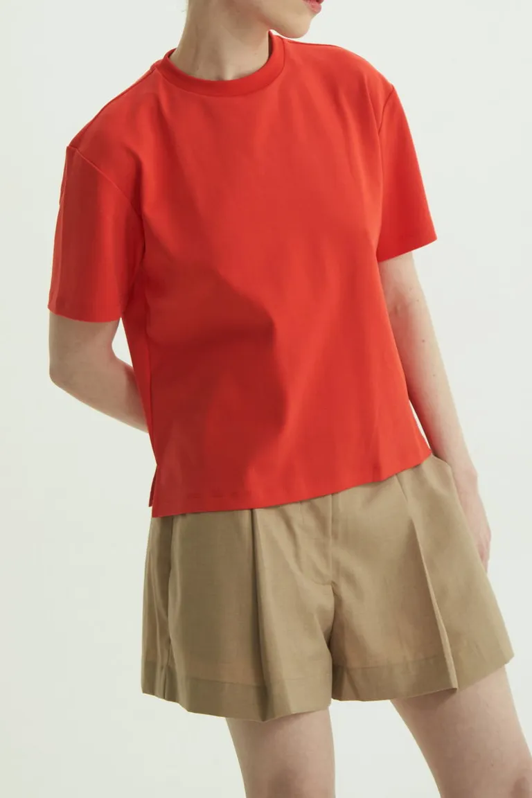 Remera de corte recto y cuello redondo, un básico esencial para tu armario de Las Pepas en Remeras para argentina