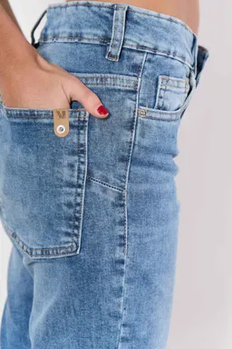 Jean denim chupín cedric de Magda en Pantalones para argentina
