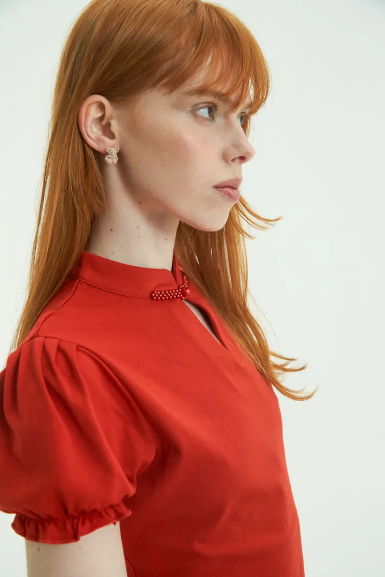 Remera roja de algodón con mangas abullonadas y cuello mao con detalle de perlas de Las Pepas en Remeras para argentina