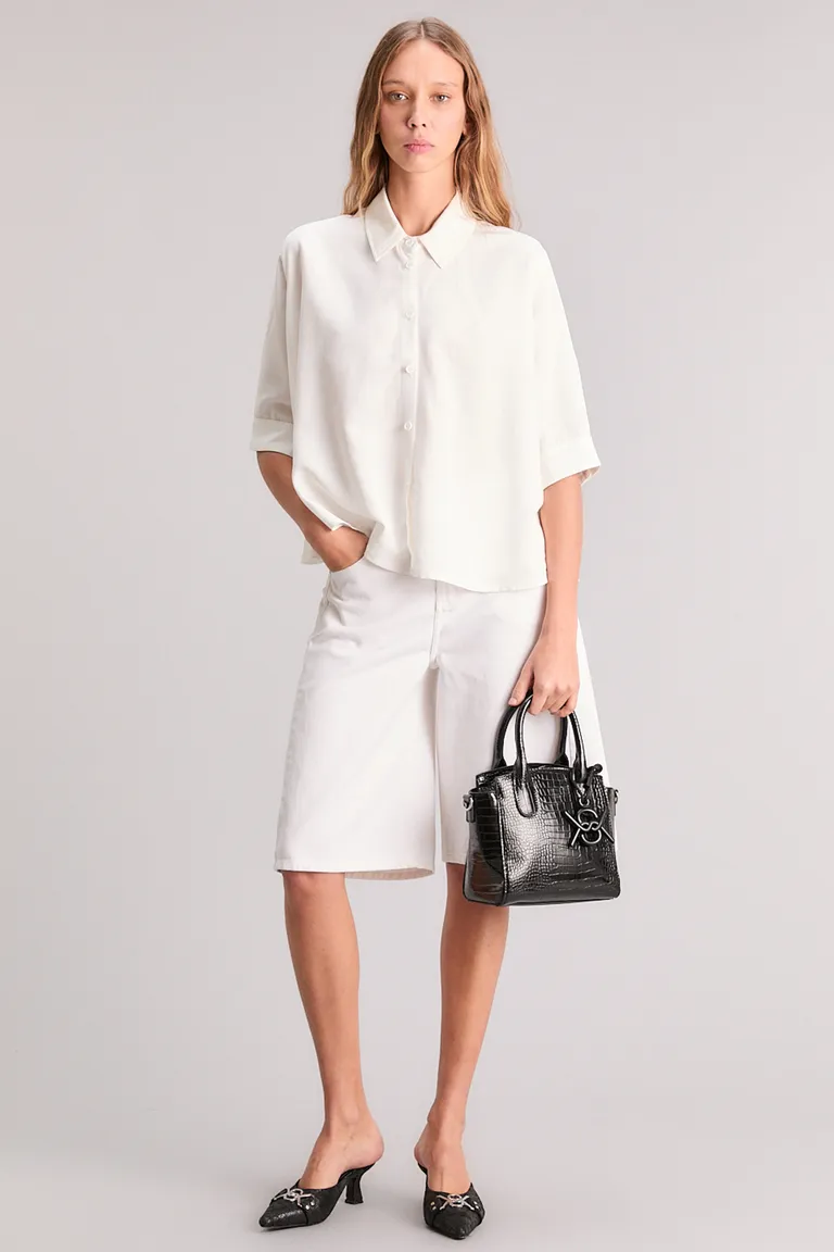 Camisa de corte boxy con mangas 3/4 y detalles de diseño en tejido camisero con lino de Kosiuko en Camisas para argentina